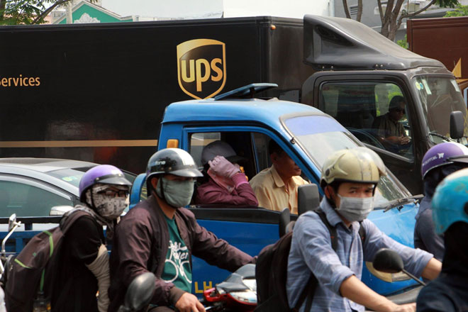 Ngàn người hóa điên ở cửa ngõ Tân Sơn Nhất chiều 25 Tết